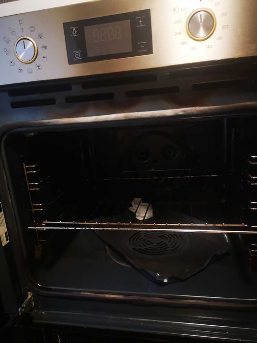 Продавам фурна за вграждане Whirlpool в много добро състояние.