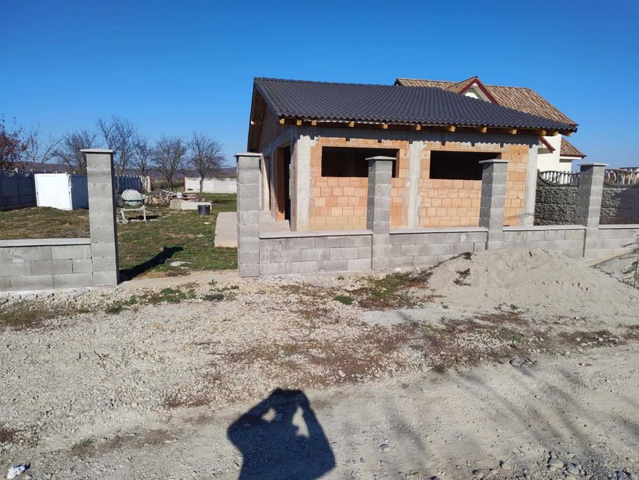 Casa rosu, teren 6000 mp intravilan