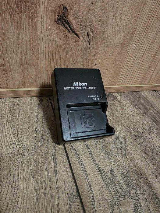 Зарядно Nikon MH-24