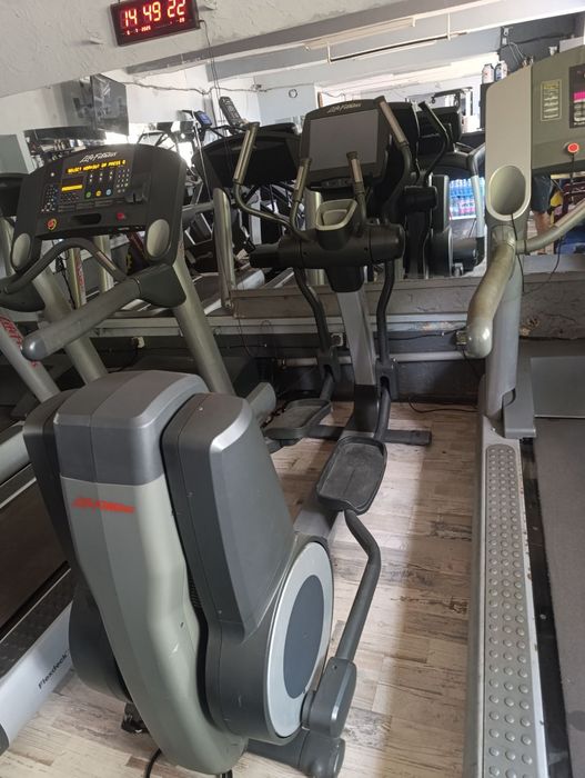 Бягащи пътеки, крос-тренажори, фитнес стълби