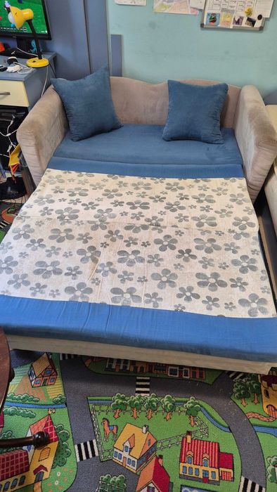 Продавам бюро и диван