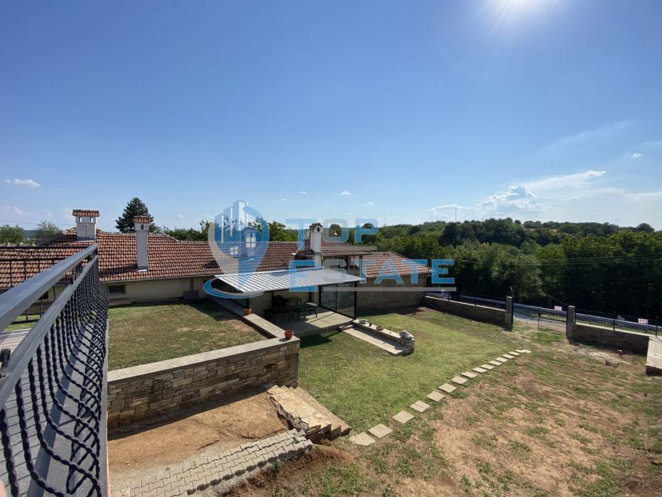 Масивна тухлена къща в с. Вишовград, област Велико Търново