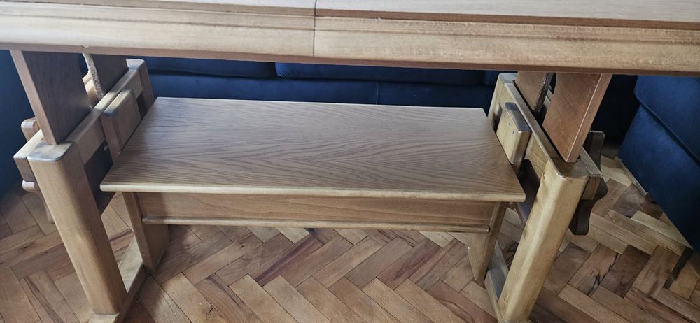 Холна дървена маса от масив