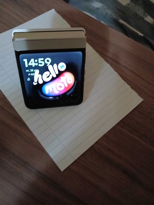 Продавам телефон смартфон Motorola razr50 сгъваем камера