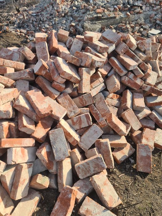 Cărămida rosie de presa plina din demolari