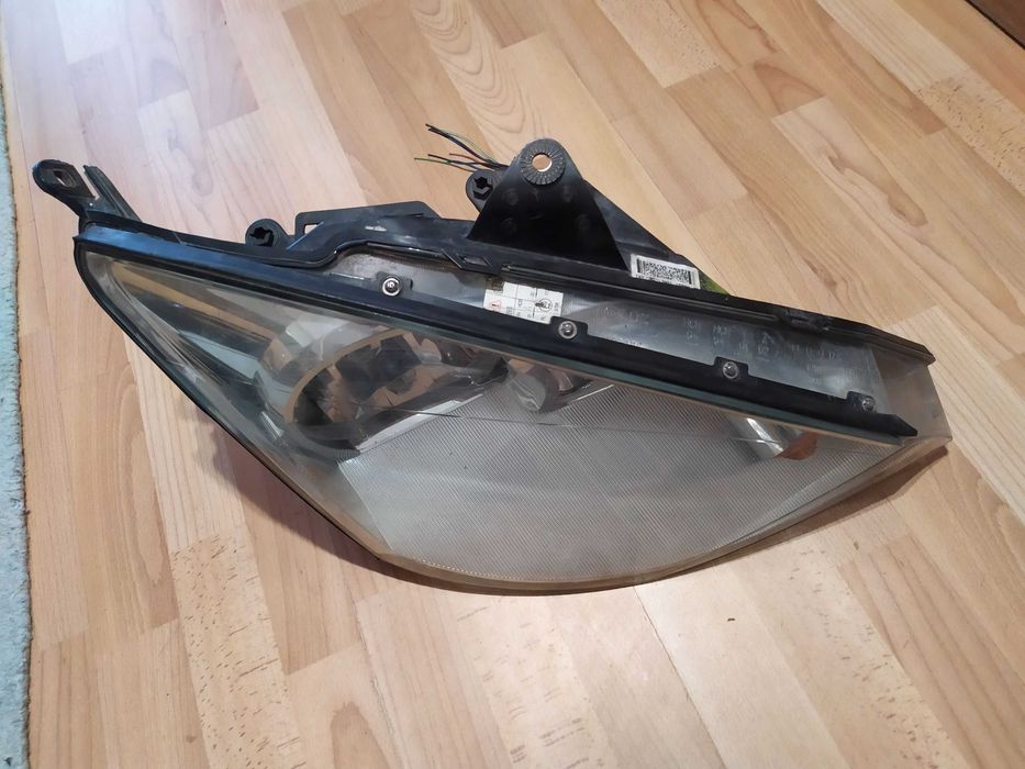 Продавам десен фар за  Ford Focus Mk1, 2M51-13W029-BD