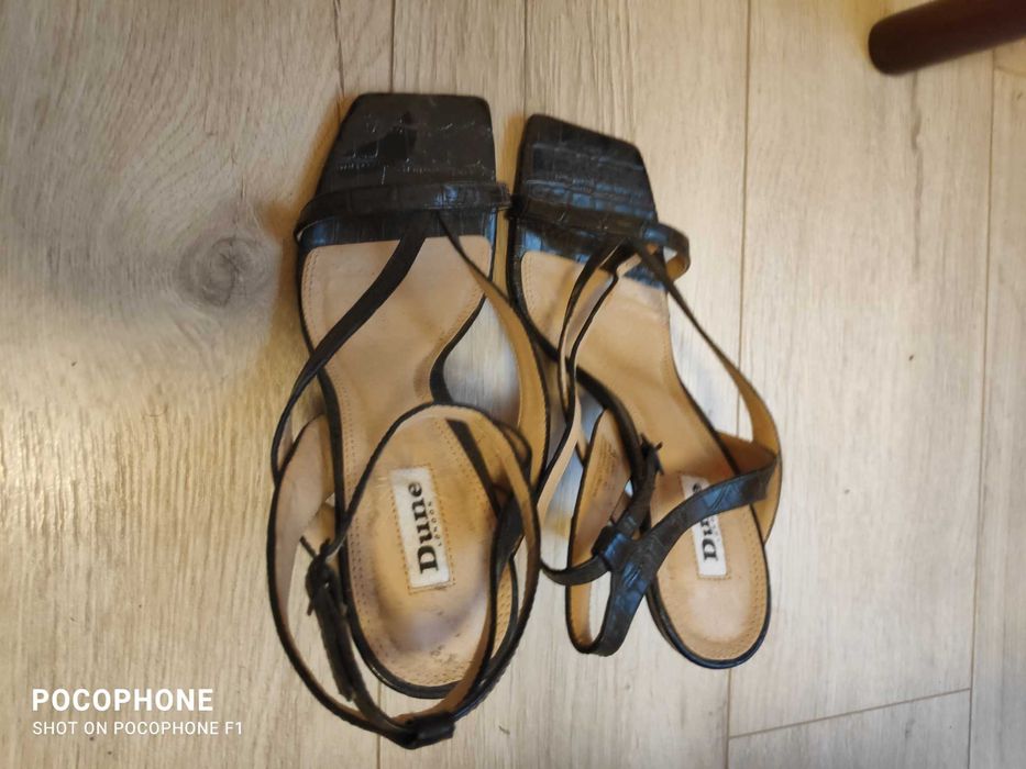 Обувки с ток, Dune