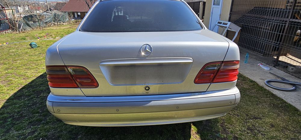 Vând Mercedes Benz W210