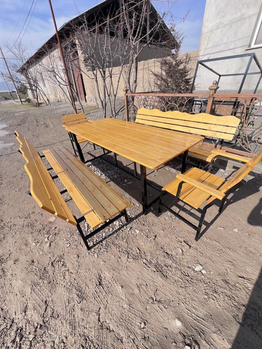 Xar xil turdagi kachulelar va stol ustulla