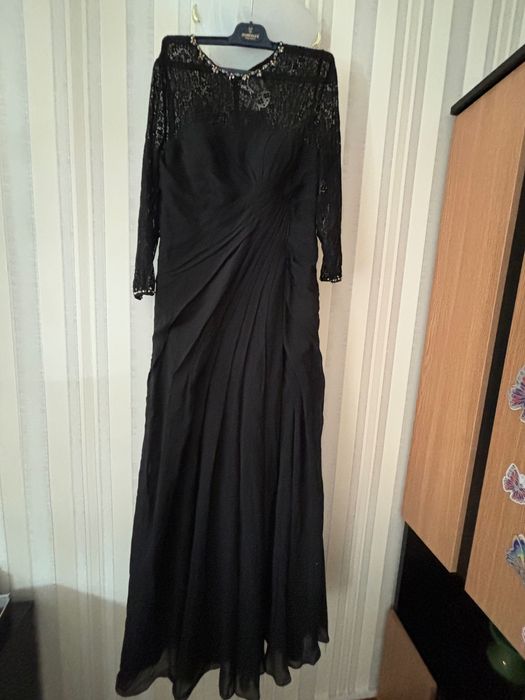 Rochie neagra lunga eleganta din voal si dantela fina.