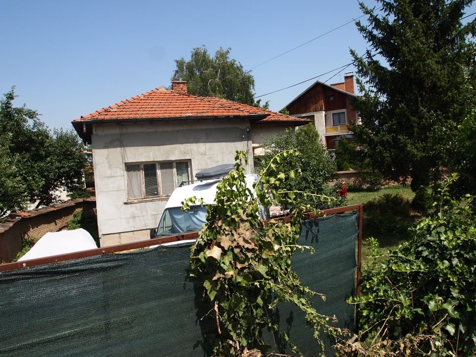 Къща в центъра на с. Лесново