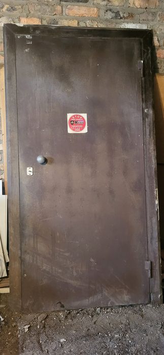 Дверь метолически продам