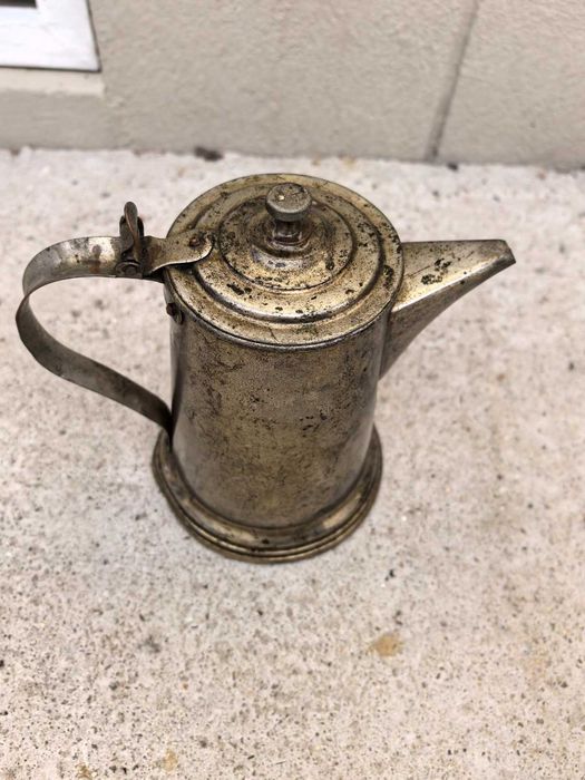 продавам стар колекционерски гравиран чайник