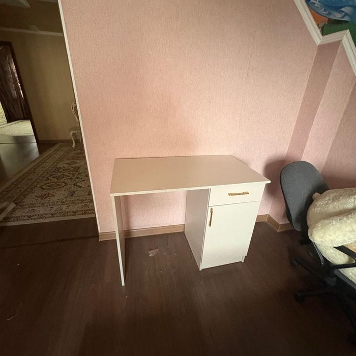 Комоды ,тумбы ,стол письменный