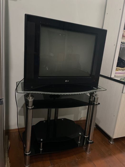 Телевизор LG с подставкой