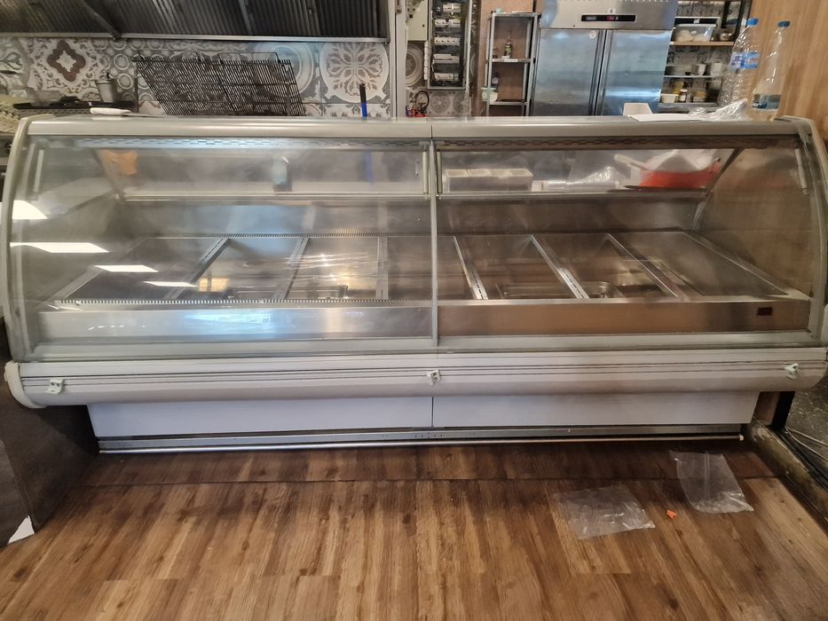 Щандова хоризонтална хладилна витрина с вграден агрегат