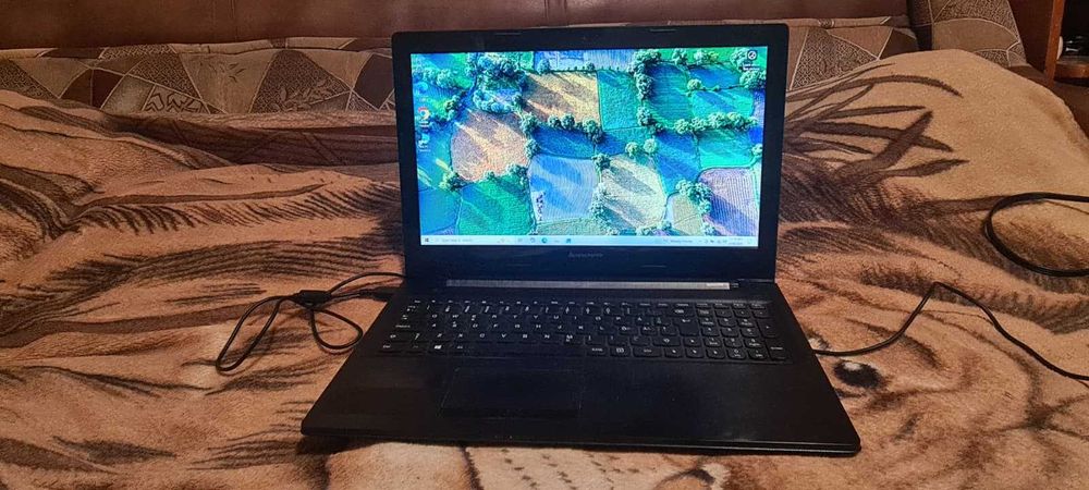 Laptop Lenovo cu procesor A8-7100,8 Gb RAM si HDD de 500 Gb,stare buna