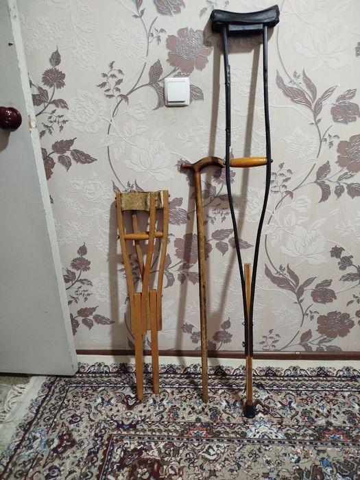 Клюшка есть и Костыли в аренду разные  детск и взрослые есть