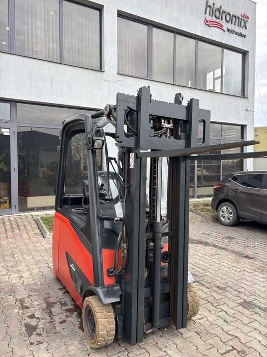 Electrostivuitor Linde 1.6 to – 3 roți Anul fabricației: 11/2015