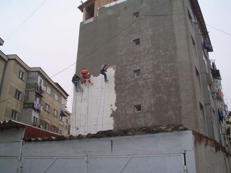 Echipa alpiniști executam  fatade   și reparații