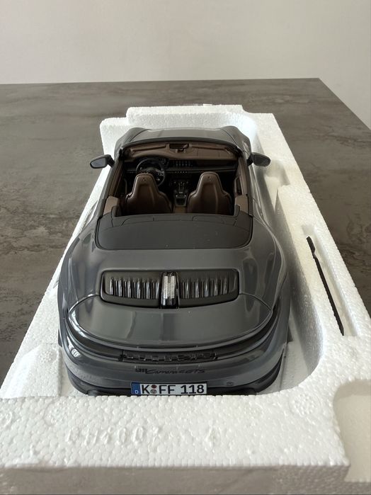 Колекционерски автомобил 1:18 Porsche Carrera Cabriolet Slate Grey Neo