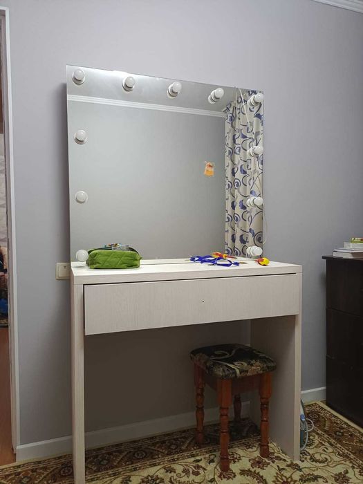 Продам столик для макияжа