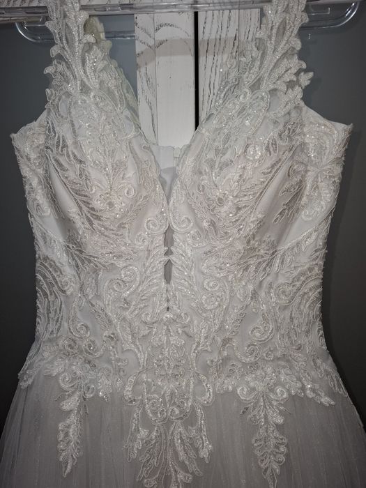 Vând rochie de mireasa+ crinolina 3 cercuri