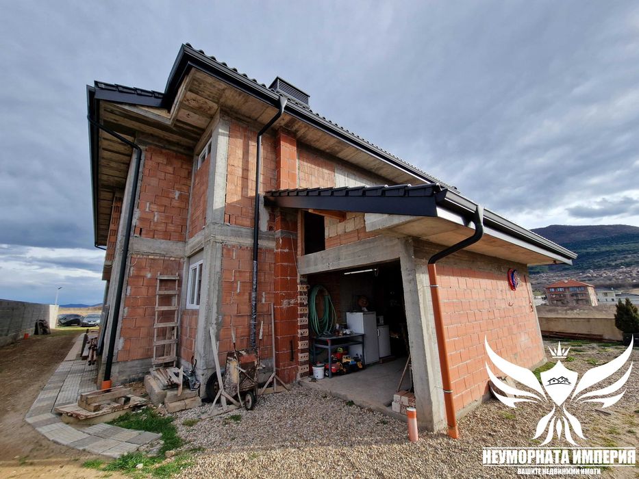 Продавам три етажна къща с 402РЗП, гараж и двор 460кв.м. в гр.Асеновград, кв.Изток на местност Шкилово