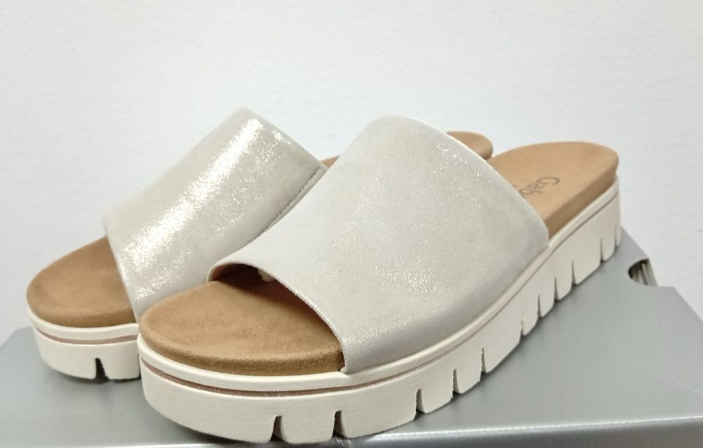 Женские шлёпанцы на платформе