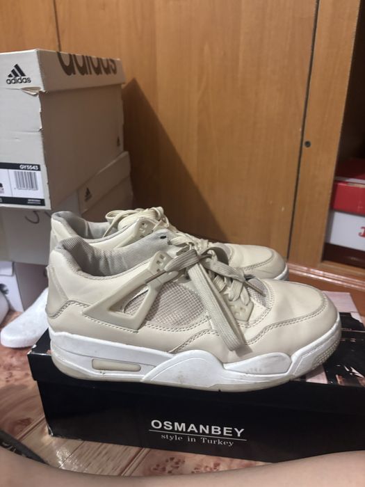 Кроссовки в стиле Air Jordan 4