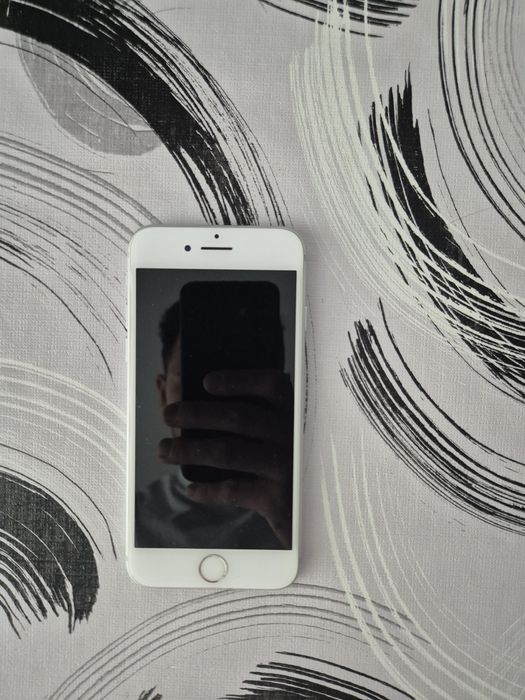 Vând 3 tefoane 2 samsung și un iPhone