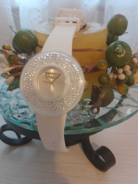 Levis дамски часовник с кристали Swarovski