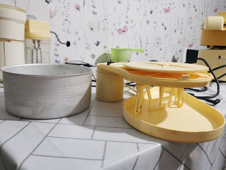 Электрическая соковыжималка-овощерезка,мороженница,блендер,мех.миксер