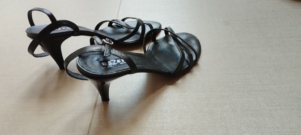 Дамски сандали с нисък ток