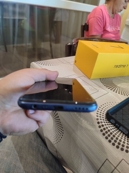 Телефон Realme 7