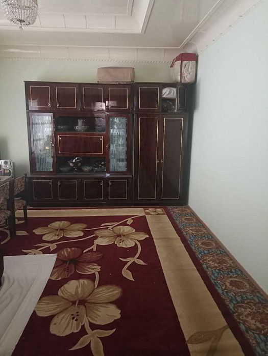 Uy sotiladi. 8 sotih va uy ruparasida 3,5 sotih yeri ham bor.