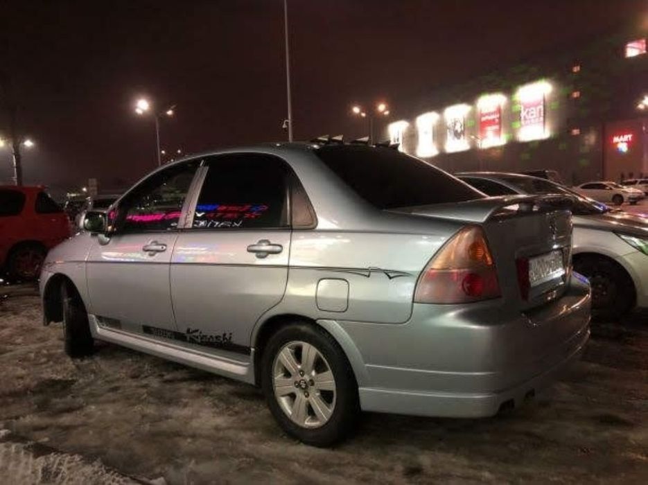 Машина Suzuki liana