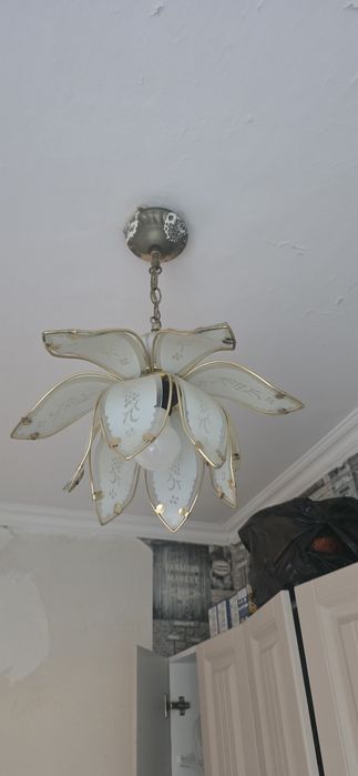 Продам  люстры все три