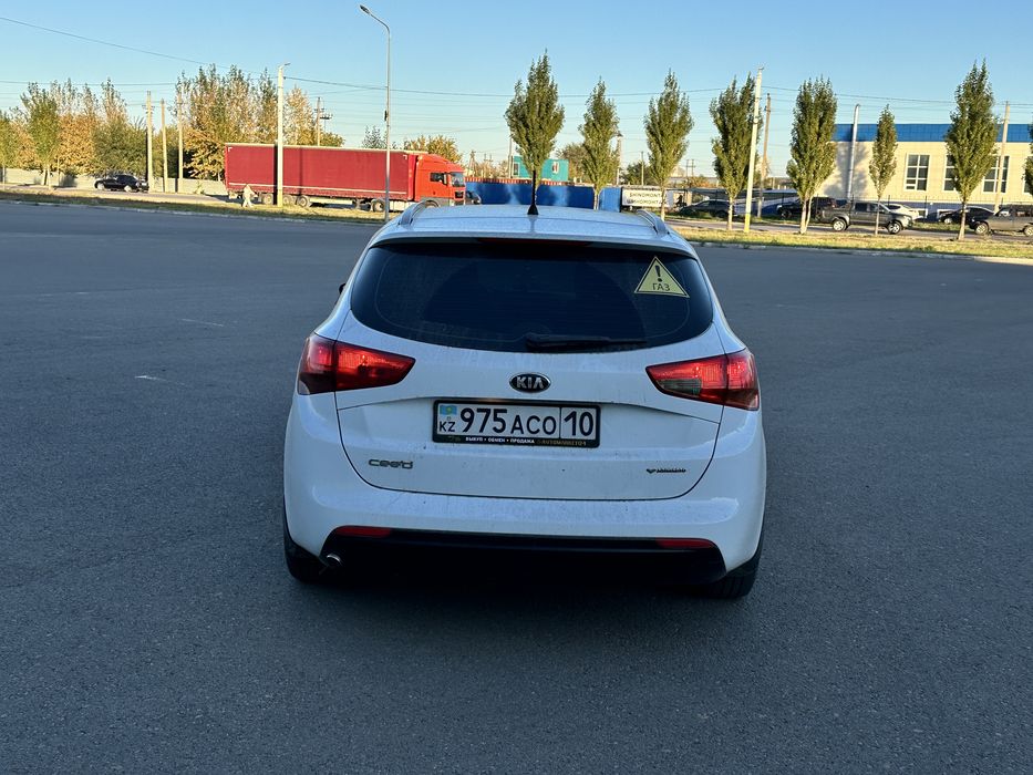 Продаётся автомобиль Киа Сид 2015 года