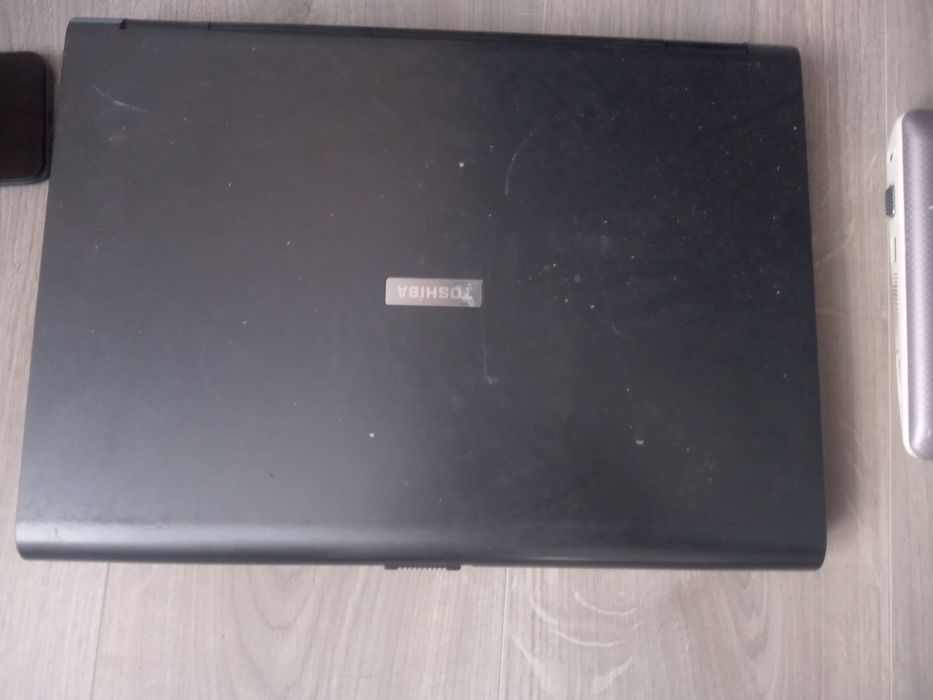 Vând 2 laptopuri stricate o geantă pentru laptop căști și un microfon