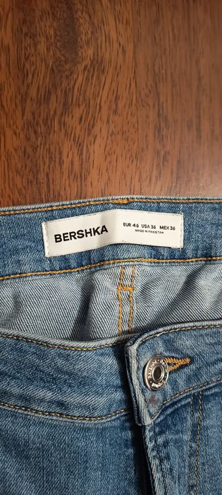 Blugi Bershka mărimea 46