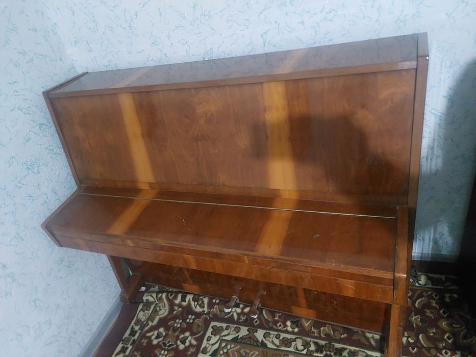Ukraine pianino, qora rang, 2 pedalli, ajoyib holatda
