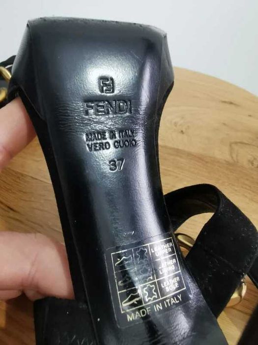 Sandale FENDI negre cu toc înalt și lanț auriu-Made in Italy