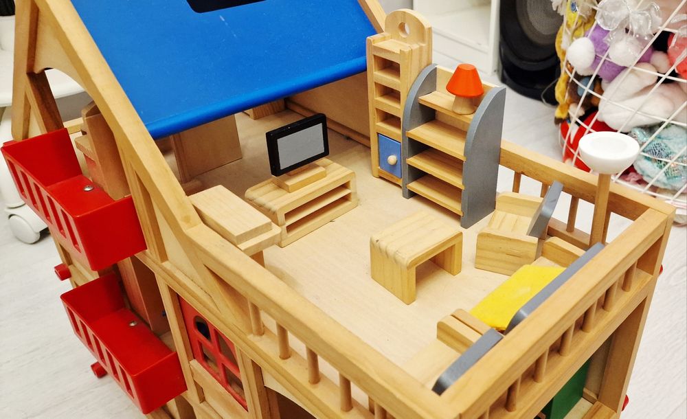 Casuta de papusi, din lemn de calitate