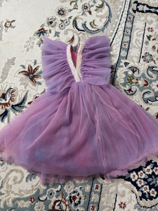 Платья для девочек возраст 6-7  По цене договоримся