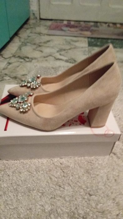 Дамски официялни бежови обувки