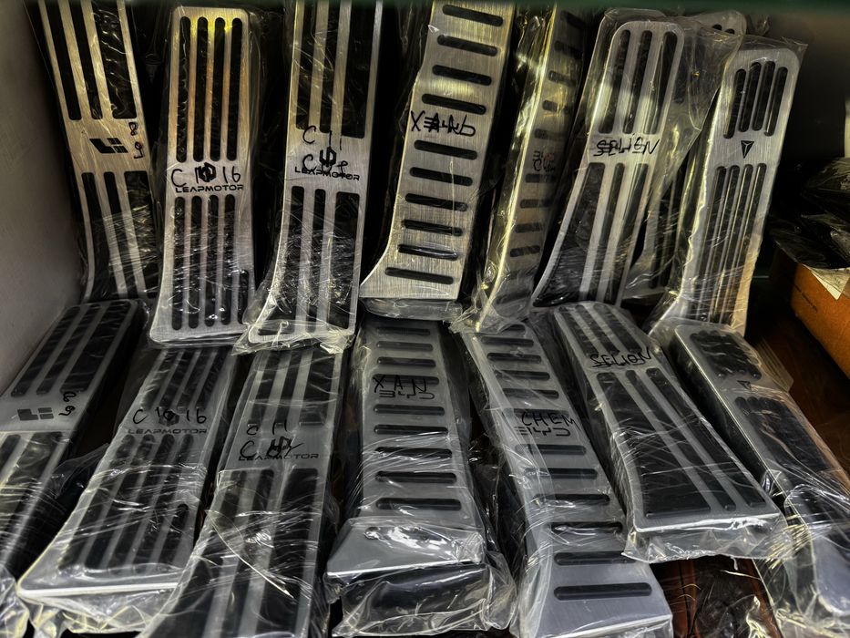 Pedalnaya nakladka dlya mashin