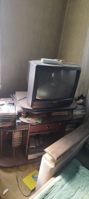 Отдам даром стол для работы и телевизор