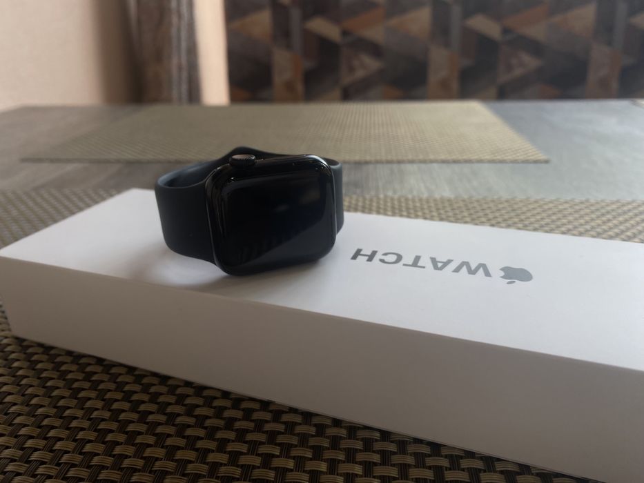 Продам Apple Watch SE серия