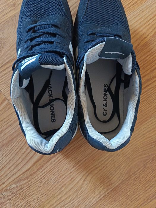 Adidași sport vând